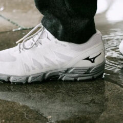 Margaret Howell и Mizuno выпустили V2 GORE-TEX HIKING SHOES в цвете Light Grey