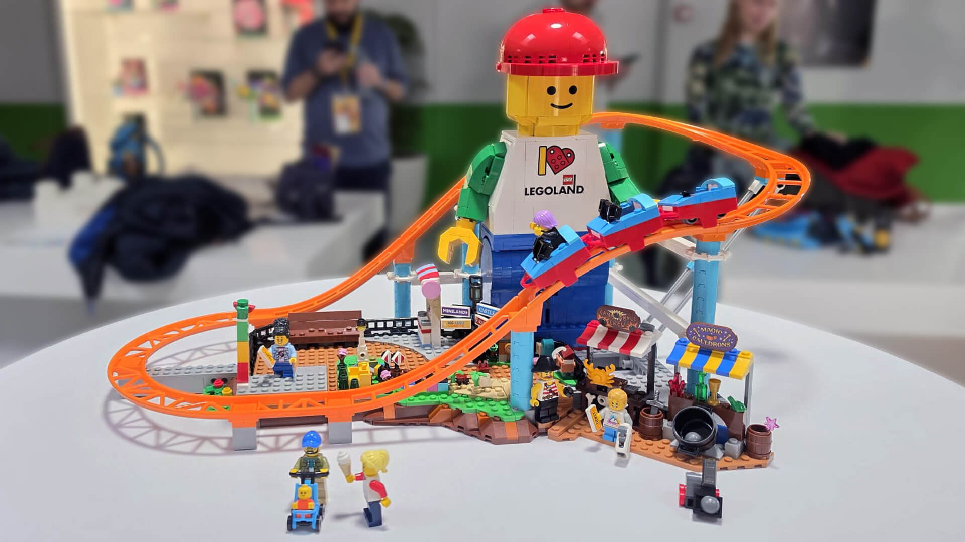 LEGO показала набор LEGOLAND Park Adventure с мини-парком и американскими горками