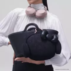 Sony выпустила набор WH-1000XM6 × Hello Kitty — с чехлом в форме головы персонажа