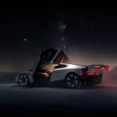 Tesla показала летающий Roadster — спорткар делает сальто в воздухе